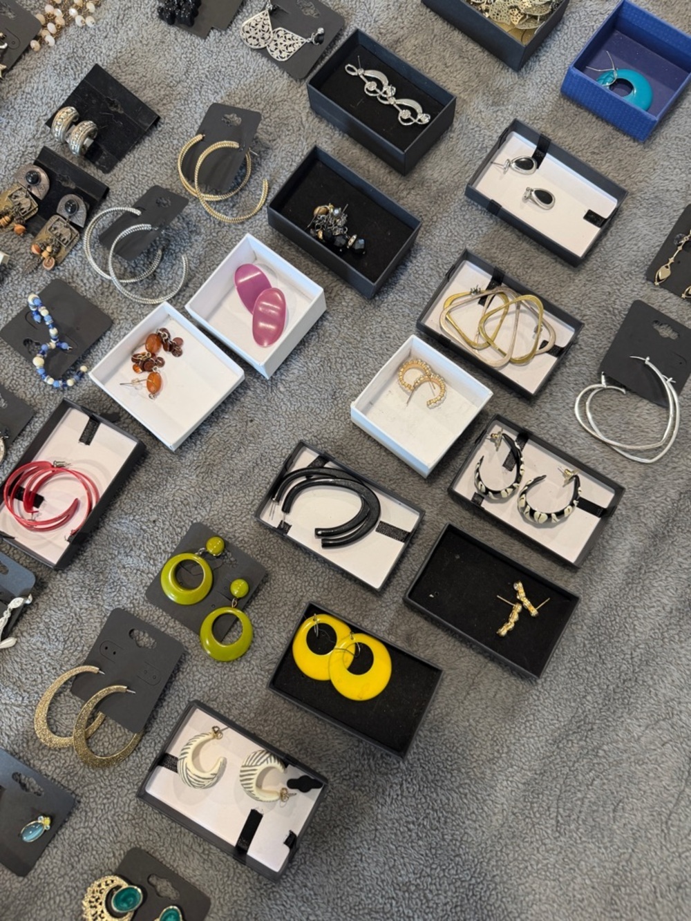 70 pairs of Assorted Women's vintage and new Earrings - All Styles - Picture 9 of 14
